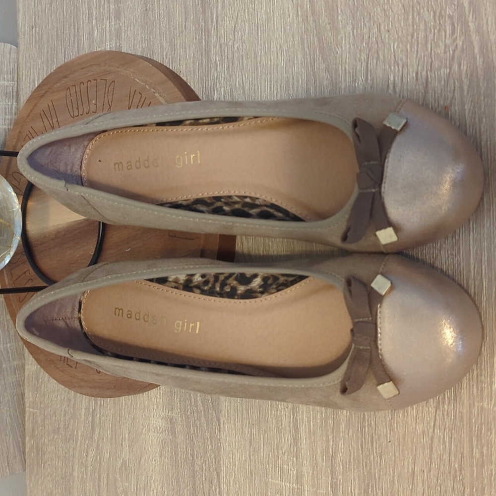 New Madden Girl Gold Beige Bow Flats - Picture 2 of 11